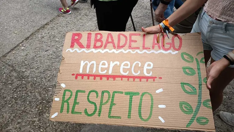 Una de las pancartas de la manifestaci&oacute;n en Ribadelago