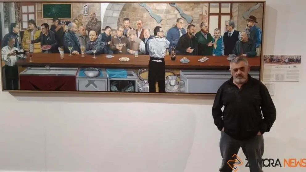 Anselmo Esteban junto a su obra en el Palacio de la Encarnación. Imagen de Archivo