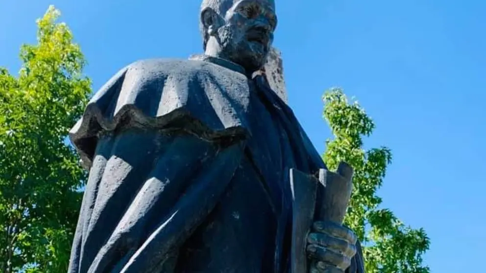 Escultura en homenaje a Le&oacute;n Felipe en T&aacute;bara