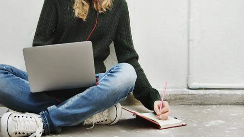 Joven estudiando. Fotograf&iacute;a de archivo