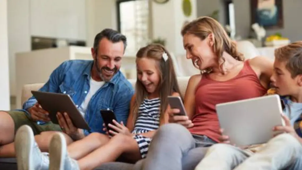 Fotograf&iacute;a de archivo familia haciendo uso de m&oacute;viles