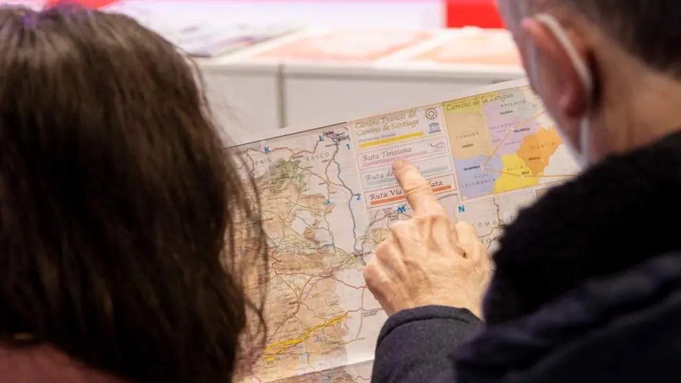 Turistas consultando un mapa sobre el Camino de Santiago franc&eacute;s. Fotograf&iacute;a: Turismo Castilla y Le&oacute;n