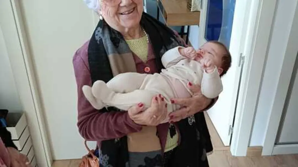 Marif&eacute; Pascual con su bisnieta Carla