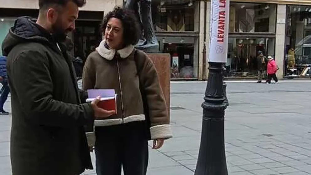 Gagos y Santos en la farola con la publicidad que anuncia la nueva temporada del teatro