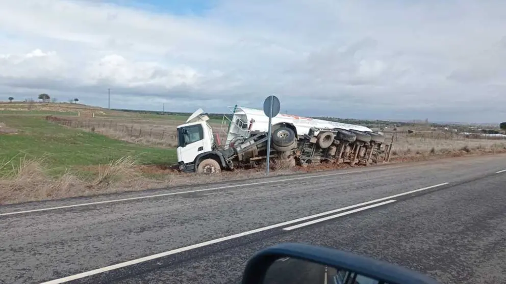 Cami&oacute;n volcado en la carretera de El Perdig&oacute;n