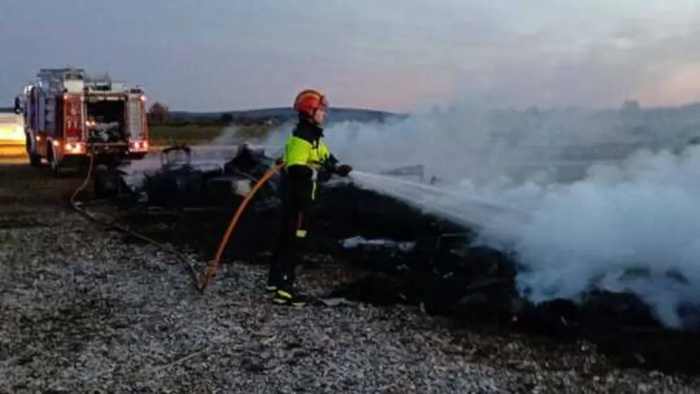 Bombero apagando el incendio en Sarrac&iacute;n