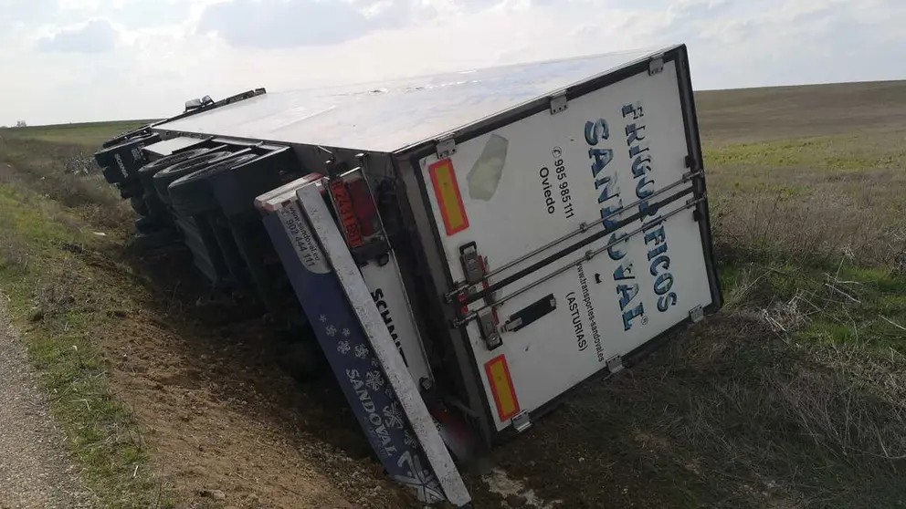 Vuelca un cami&oacute;n frigor&iacute;fico en Villardiga