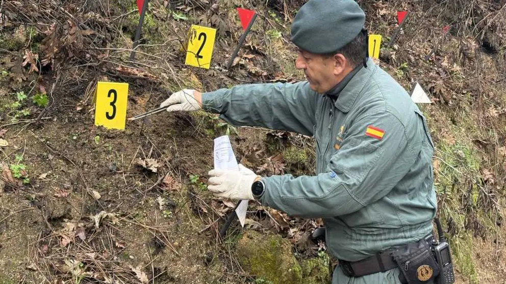 Guardia Civil tomando muestras