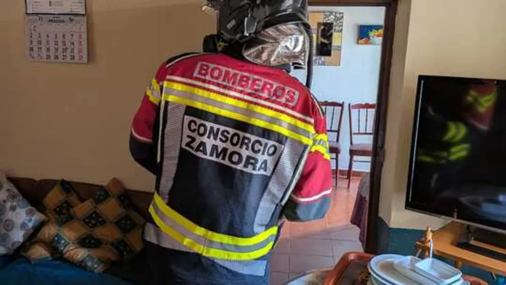 Bombero en la vivienda de Sogo