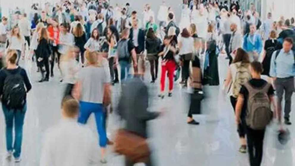 Personas caminando en una calle comercial