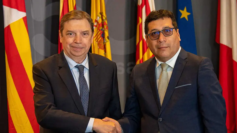 El ministro de Agricultura, Pesca y Alimentaci&oacute;n, Luis Planas, saluda al ministro de Desarrollo Agrario y Riego de Per&uacute;, Felipe Meza