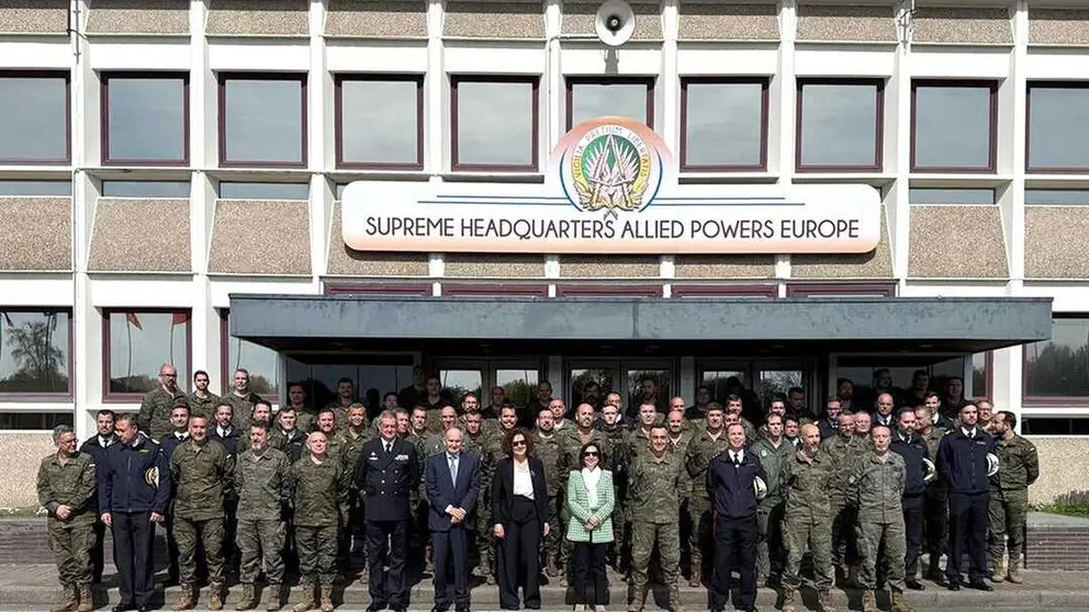 La ministra de Defensa, Margarita Robles, en su visita al contingente espa&ntilde;ol destinado en el Cuartel General Supremo de las Potencias Aliadas (SHAPE), en Mons (B&eacute;lgica)