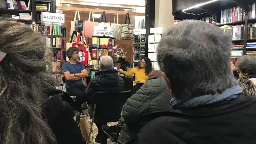 Pedro Sim&oacute;n en una firma de libros en Zamora. Imagen de archivo