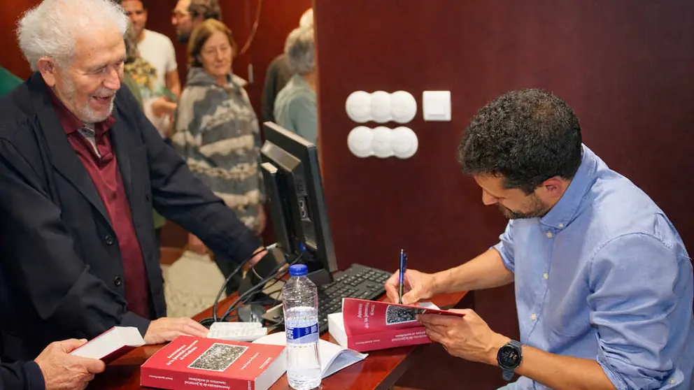 Demetrio Madrid en la firma de libros de Ismael Aguado
