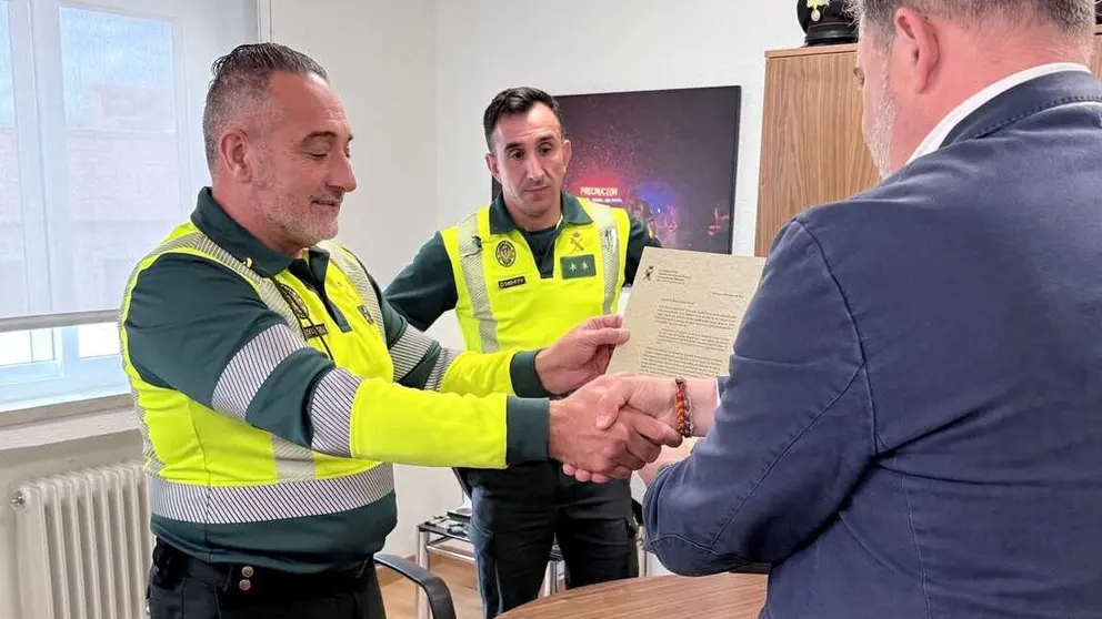 Un ciudadano agradece la atenci&oacute;n de la Guardia Civil