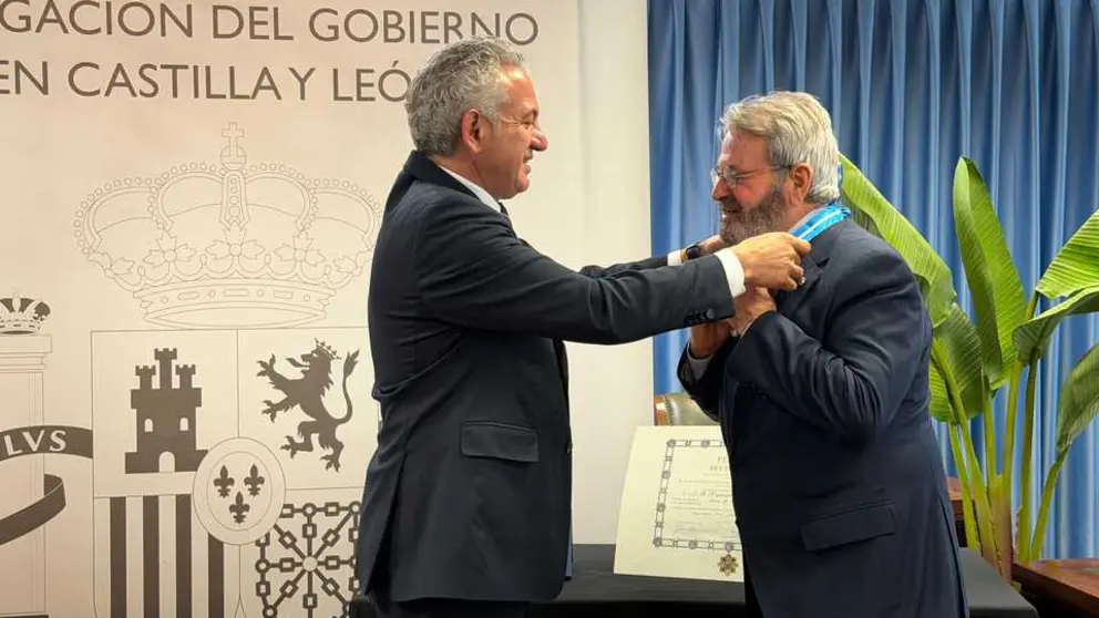 NIcanor Sen impone la Medala al M&eacute;rito Civil al mayor donante de Espa&ntilde;a