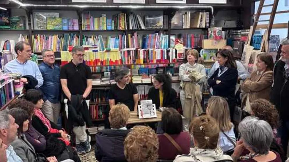 Pedro Sim&oacute;n rodeado de sus lectores en la Librer&iacute;a Semuret