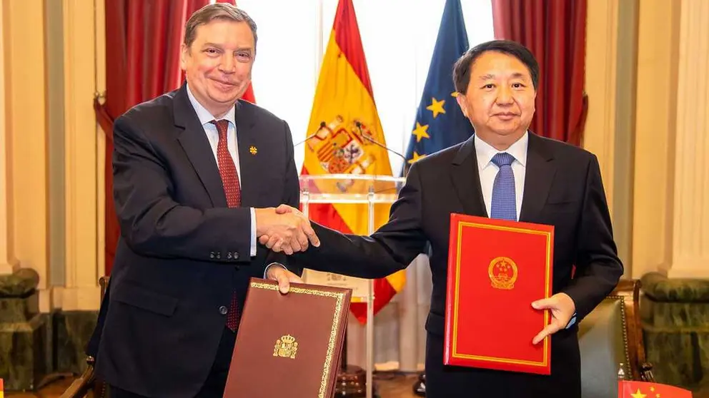 Luis Planas, y el director general de la Administraci&oacute;n Estatal de Regulaci&oacute;n del Mercado de China, Lou Wen