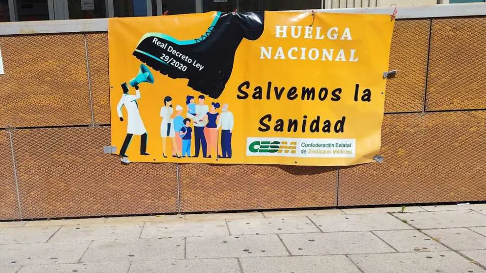 Pancarta en apoyo de la huelga nacional de m&eacute;dicos en el Virgen de la Concha
