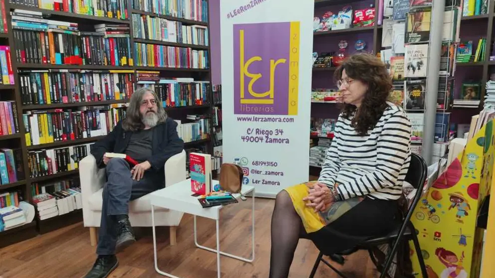 Ana Merino y Luis Garc&iacute;a Jambrina, en un momento de la charla en la Librer&iacute;a Ler