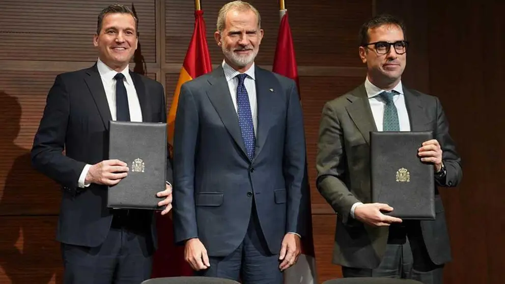 El vicepresidente Carlos Cuerpo, el rey Felipe VI y el ministro canadiense de IA e Innovaci&oacute;n Digital, Evan Solomon