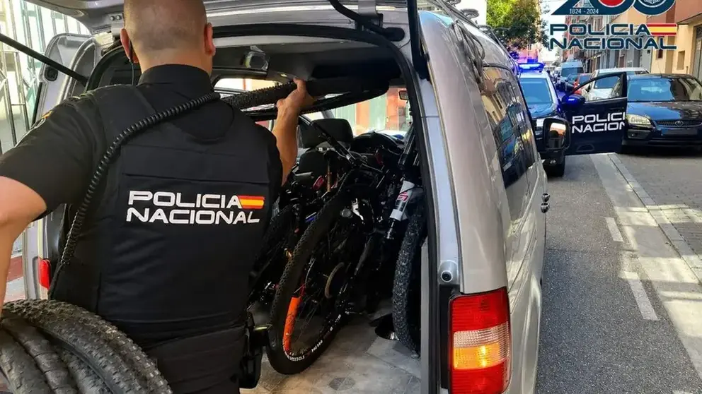 Un agente policial interviniendo las bicicletas robadas en Valladolid