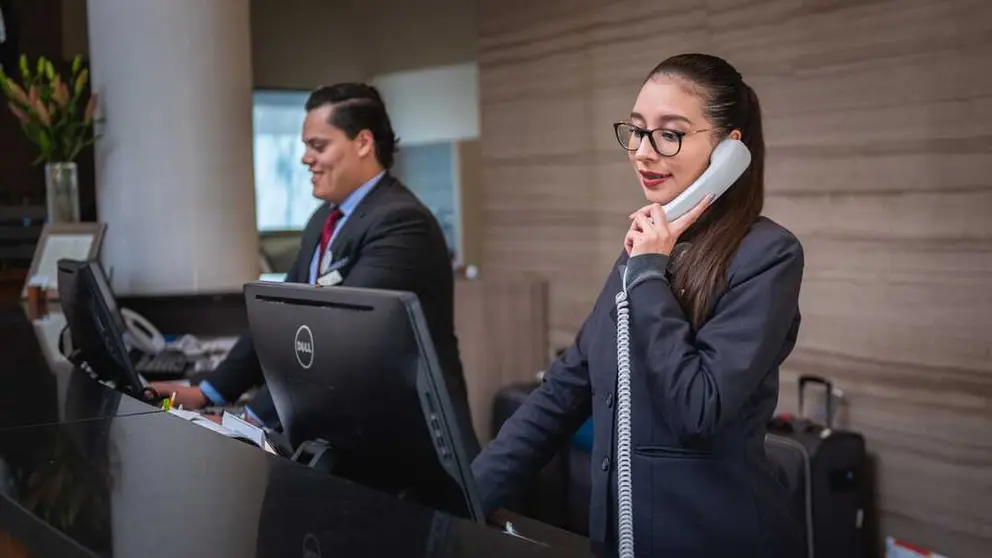 Recepcionistas en un hotel. Foto AE