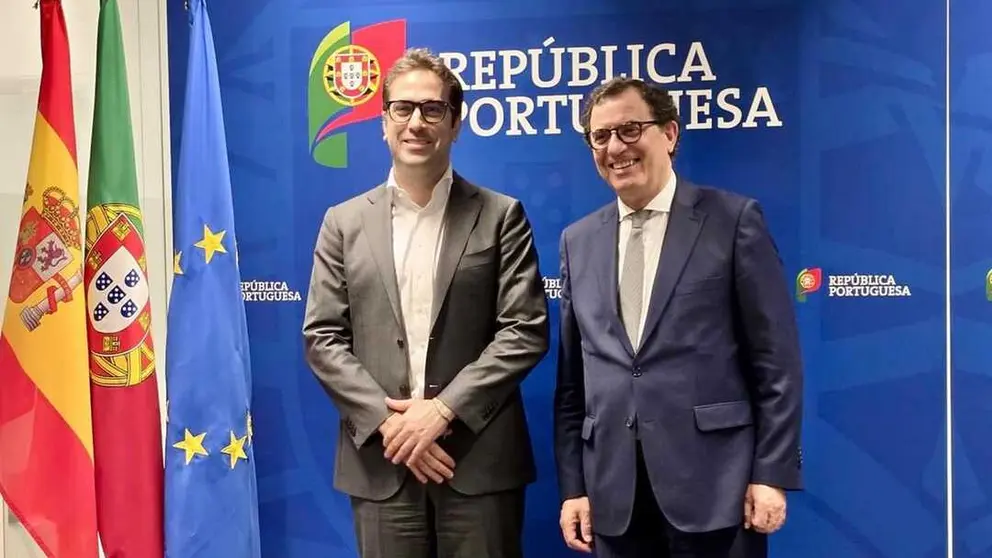 El vicepresidente primero y ministro de Econom&iacute;a, Comercio y Empresa, Carlos Cuerpo, con el ministro de Econom&iacute;a y Cohesi&oacute;n Territorial de Portugal, Manuel Castro Almeida, en Lisboa