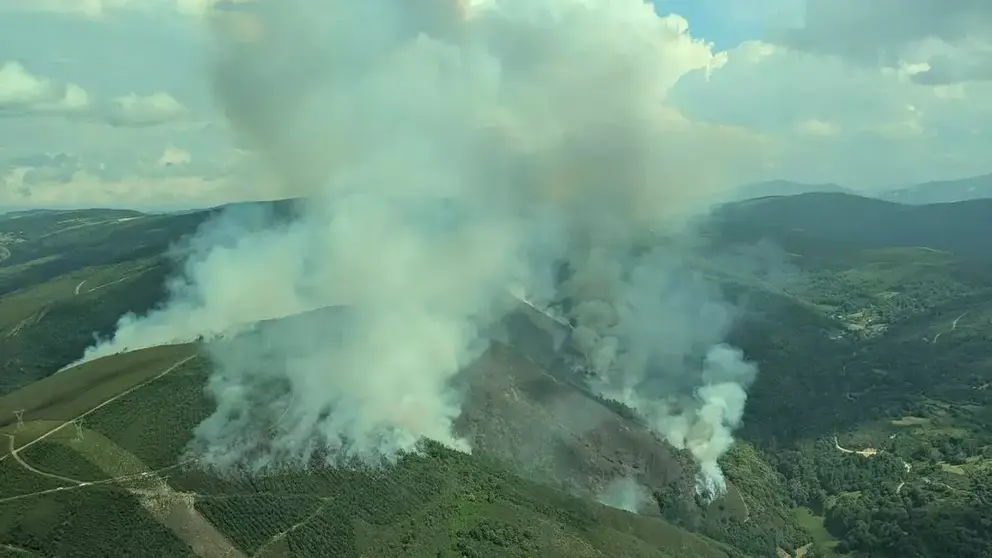 Varios focos en el preocupante incendio de Vega de Valcarce, visto por un helic&oacute;ptero estatal. Brif Tabuyo