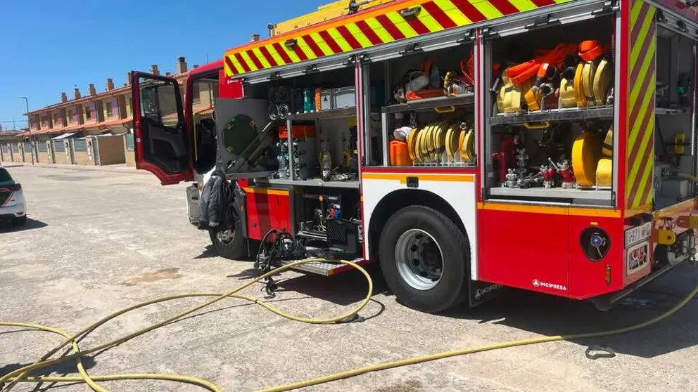 bomberos en una casa de Valcabado