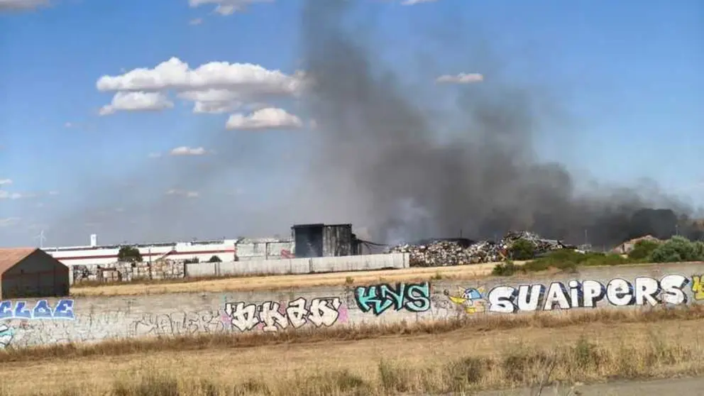 La columna de humo por el fuego en Roales desciende