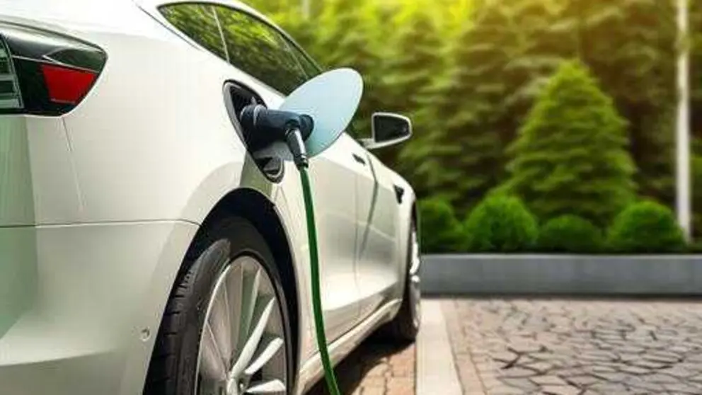 Un veh&iacute;culo el&eacute;ctrico en un punto de recarga