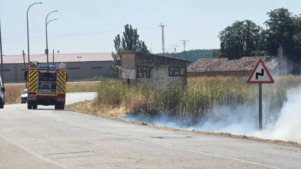 Incendio en un solar de Benavente. Foto Interbenavente