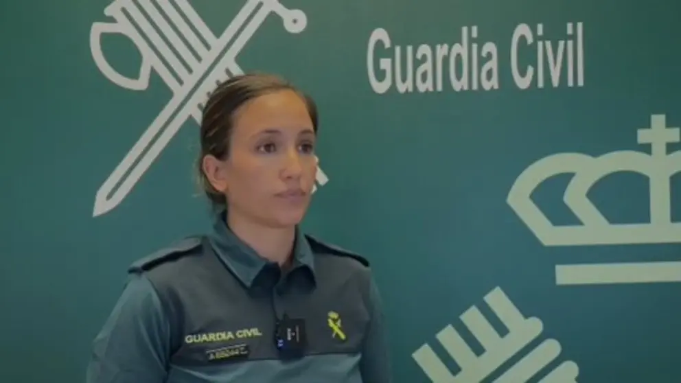 Una guardia civil explica el dispositivo de la Benem&eacute;rita para el eclipse