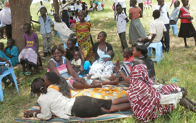 Comida con toda la comunidad y con el arzobispo para celebrar su visita