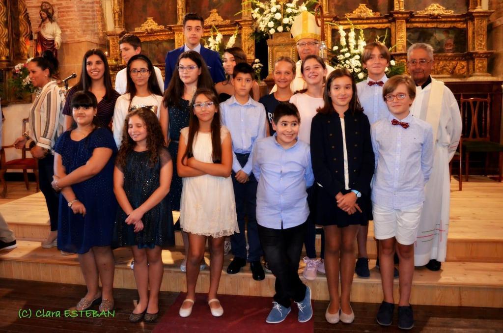 El obispo Gregorio, el párroco Agustín Febrero y varias personas recién confirmadas