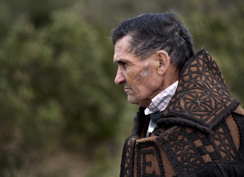 Imagen de archivo de un cofrade en la procesión de Bercianos de Aliste. Foto: Víctor L. Gómez