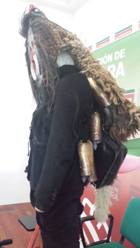 Detalles de la trasera del personaje, con cencerros y mochila