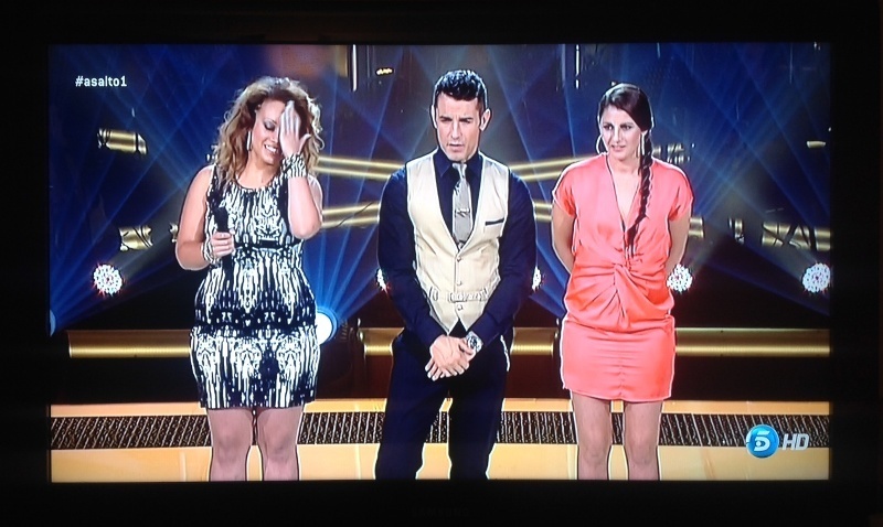 Janyssha junto a su rival Trini en el momento de desvelarse la ganadora del asalto.