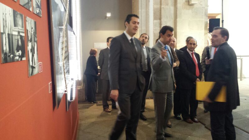 El archivero de la Diputación explica la muestra a las autoridades