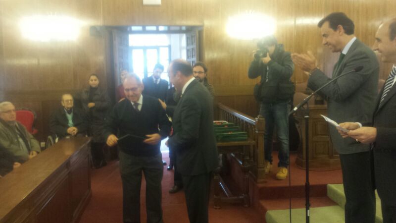 José María Barrios entrega el diploma a sus padre