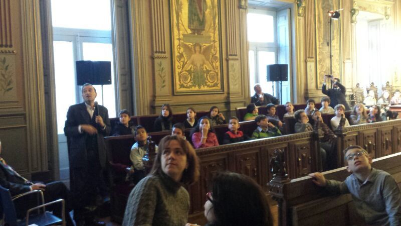 Pedro García Álvarez explica a los alumnos la importancia histórica del salón de plenos