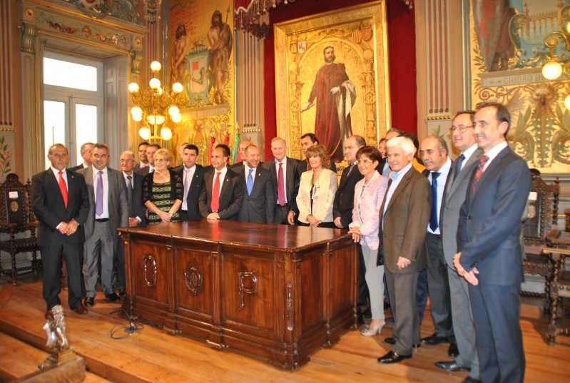 Imágenes del Pleno en conmemoración del Bicentenario de la Diputación.