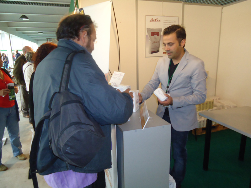 Expositor de Harina Tradicional Zamorana con sello ecológico.