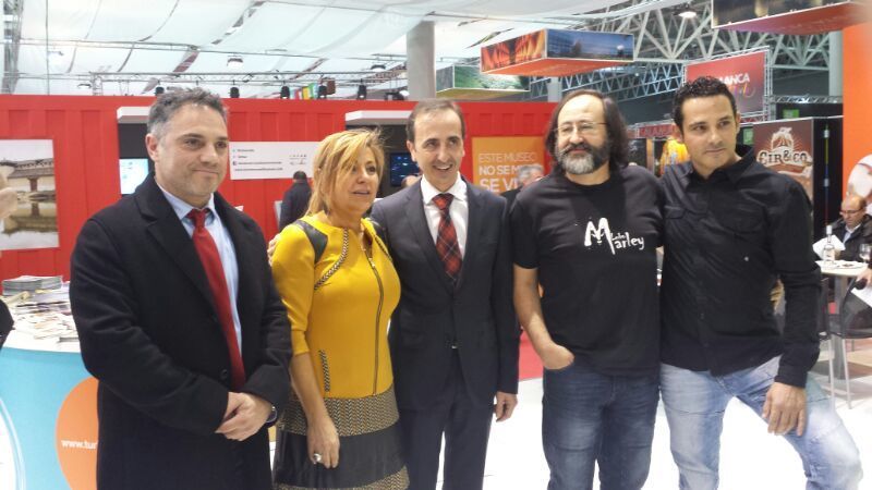 Los autores del proyecto posan con la alcaldesa de Zamora y el diputado de Turismo