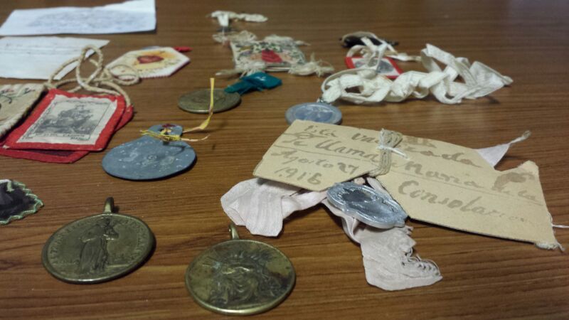 Cartas y medallas que se conservan en el archivo