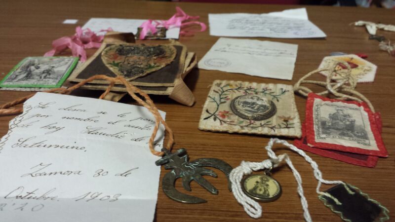 Cartas y amuletos esotéricos aparecen también en la documentación