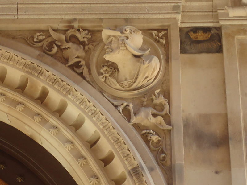 Detalle de la puerta del antiguo palacio provincial