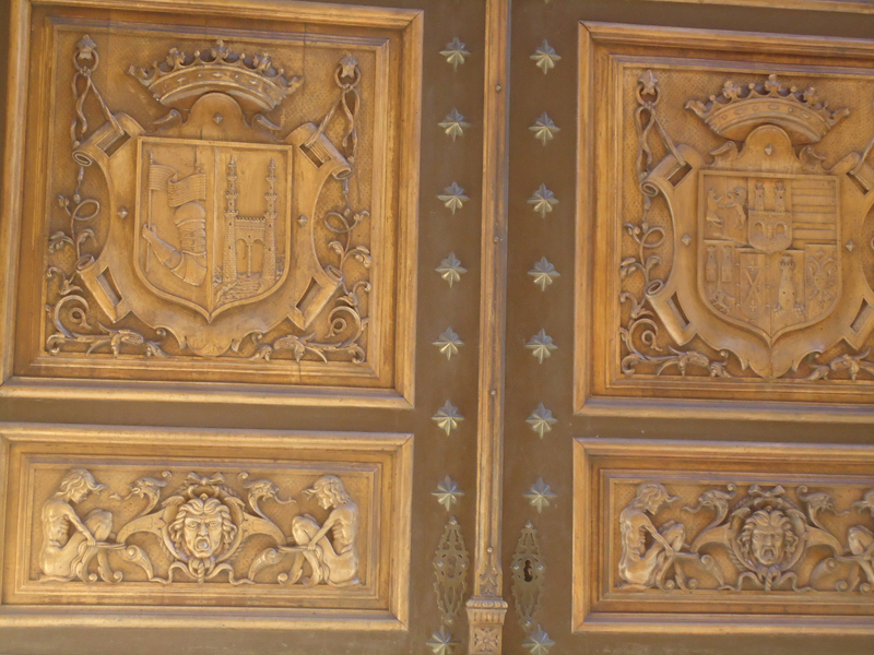 Escudos tallados en la puerta del edificio