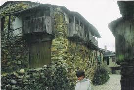 La piedra, la pizarra y los miradores de madera, presentes en la arquitectura tradicional